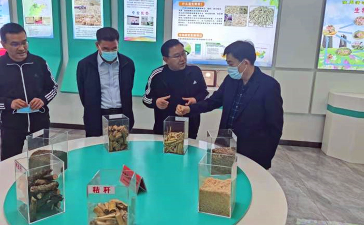 郝吉虎深入了解木屑造粒機(jī)生產(chǎn)線工作情況和顆粒機(jī)加工的生物質(zhì)原料的收、儲、運(yùn)和產(chǎn)品的生產(chǎn)、銷售、運(yùn)輸?shù)拳h(huán)節(jié)