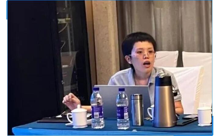 會議開始，辦公室主任李昌鳳公布銷售數據。在疫情形勢相當嚴峻的情況下，十一的銷售額對比去年同期仍有很大的進步。李主任表示疫情，既是考驗，也是危機，各部門需要通力配合，團隊協(xié)作，為完成今年既定銷售額而竭盡全力。.jpg