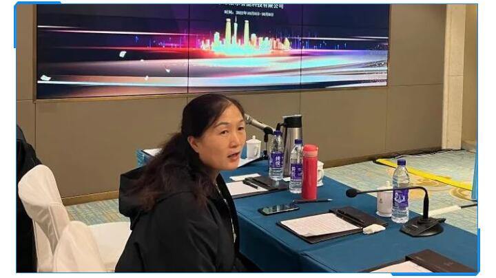 集團財務總監(jiān)劉清華在聽取了銷售部門的數據對比與銷售人員的分析后，她提出應該加強客戶的銷售服務.jpg