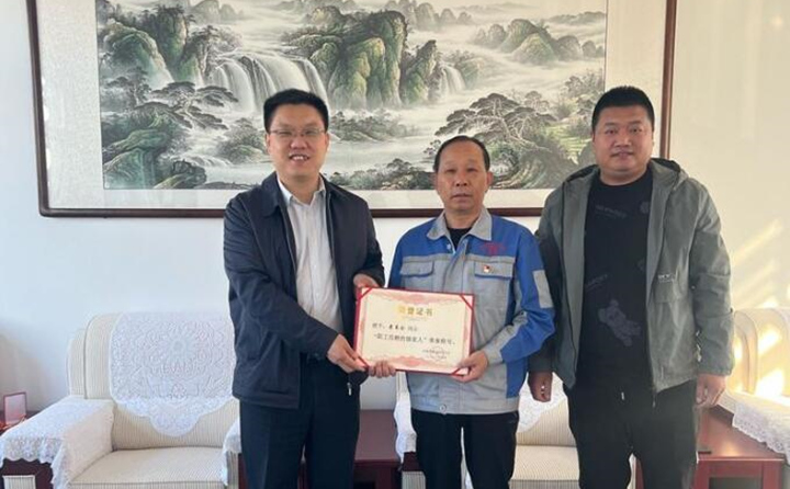 近日，山東居邦源集團(tuán)工會(huì)主席景奉全同志榮獲章丘區(qū)總工會(huì)授予的“職工信賴的娘家人”和“章丘區(qū)五一勞動(dòng)獎(jiǎng)?wù)隆睒s譽(yù)稱號(hào)，10月11日下午，雙山街道總工會(huì)為景奉全同志頒發(fā)獲獎(jiǎng)證書(shū)和獎(jiǎng)牌。.jpg