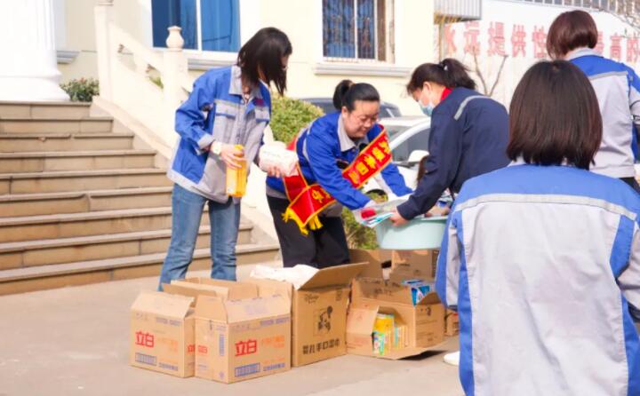 活動在一片歡聲笑語中進行，每一位女神都收到了公司準備的愛心玫瑰和禮物。.jpg
