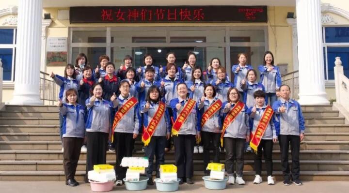 活動在一片歡聲笑語中進行，每一位女神都收到了公司準備的愛心玫瑰和禮物。.jpg