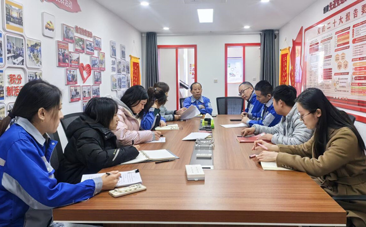 今后，要通過搭建“工事共辦”議事廳，把工作落實做細，讓一線職工說出所思所想、所需所盼，進而采取更接地氣、更加務(wù)實的舉措，解決好職工群眾急難愁盼問題，不斷增強職工的獲得感、幸福感和安全感.jpg